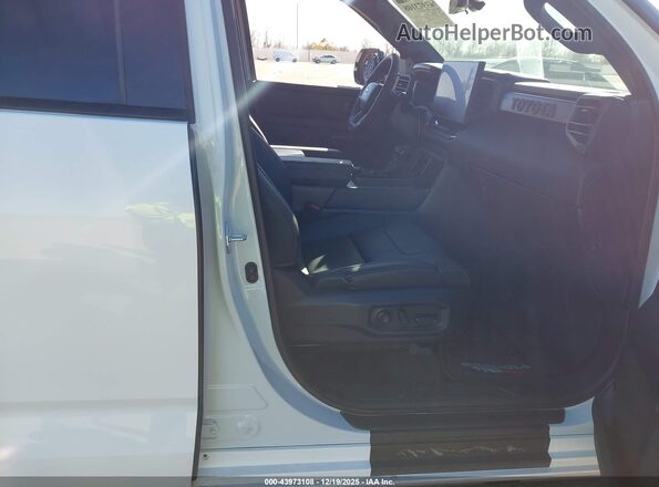 7SVAAABA6RX048089 2024 TOYOTA SEQUOIA Белый Вид салона спереди