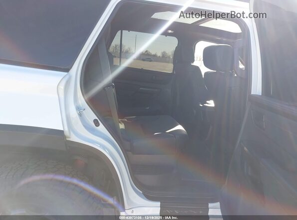 7SVAAABA6RX048089 2024 TOYOTA SEQUOIA Белый Вид наклейки с VIN-кодом