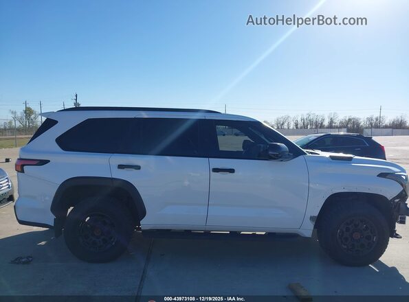 7SVAAABA6RX048089 2024 TOYOTA SEQUOIA Белый Вид задней части салона