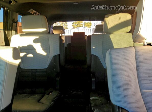 7SVAAABA7RX033018 2024 TOYOTA SEQUOIA Silver Widok tylnych siedzeń