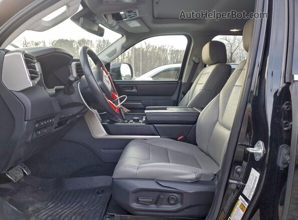 7SVAAABA8RX024134 2024 TOYOTA SEQUOIA Черный Вид салона спереди