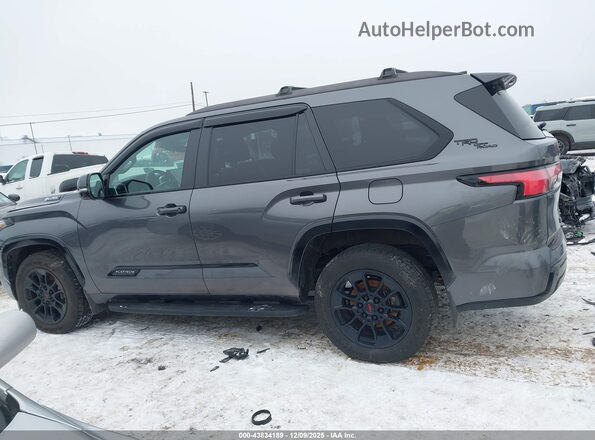 7SVAAABA8RX032475 2024 TOYOTA SEQUOIA Gray Widok wnętrza z tyłu