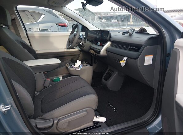 7YAKM4DB4SY037193 2025 HYUNDAI IONIQ 5 Light Blue Вид салона спереди