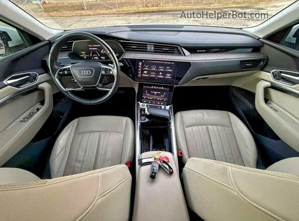 WA1AAAGE8MB010286 2021 AUDI E-TRON White ხელსაწყოთა პანელის ხედი