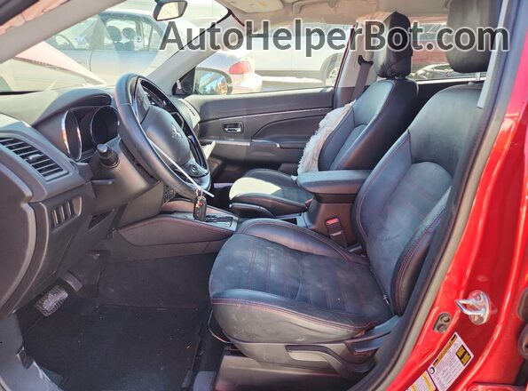 JA4AP3AW5JU015053 2018 MITSUBISHI OUTLANDER Красный Вид салона спереди