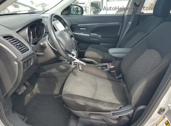 JA4AP4AU7LU022643 2020 MITSUBISHI OUTLANDER Серебряный Вид салона спереди
