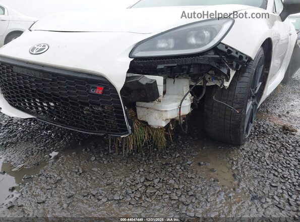 JF1ZNBE17P9753932 2023 TOYOTA GR86 White Widok z przodu