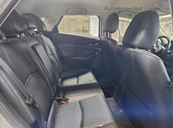 JM1DKFC73K0423780 2019 MAZDA CX-3 White Vista de los asientos traseros
