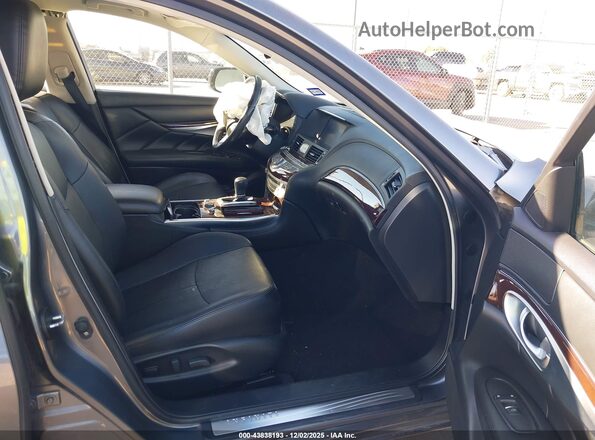 JN1BY1AP6JM181122 2018 INFINITI Q70 Серый Вид салона спереди