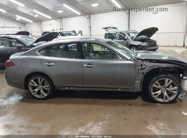 JN1BY1AR7JM220592 2018 INFINITI Q70 Серебряный Вид задней части салона