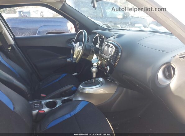 JN8AF5MV4HT752434 2017 NISSAN JUKE Серебряный Вид салона спереди
