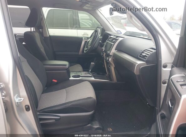 JTEEU5JR9M5245243 2021 TOYOTA 4RUNNER Silver Front interior view