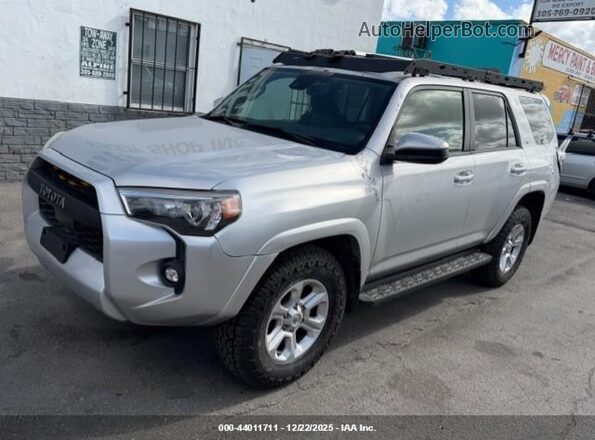 JTEMU5JR1M5929960 2021 TOYOTA 4RUNNER Серебряный Передняя левая четверть