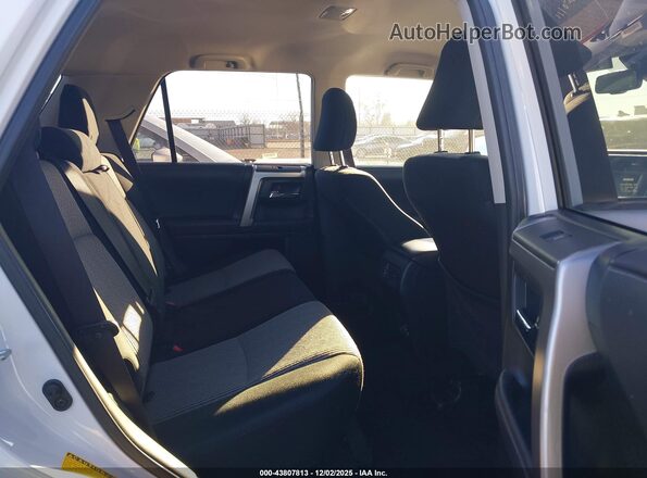 JTEMU5JR2R6287508 2024 TOYOTA 4RUNNER White VIN կոդի պիտակի տեսք