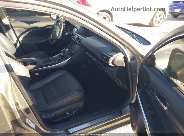 JTHC81D21J5028366 2018 LEXUS IS 300 Серебряный Вид салона спереди