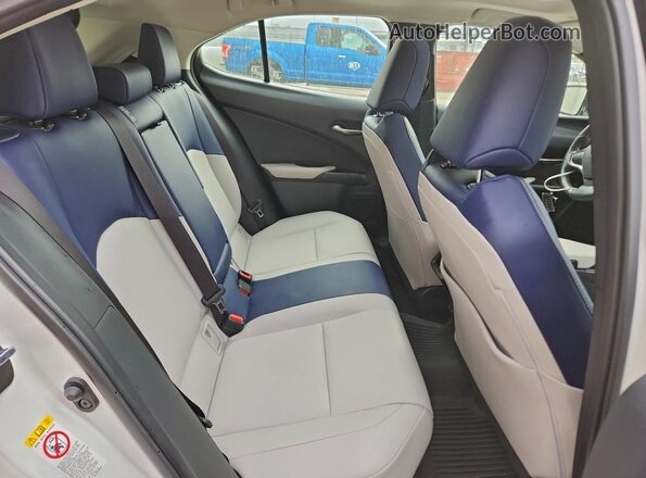 JTHU9JBHXK2007382 2019 LEXUS UX Белый Вид задней части салона