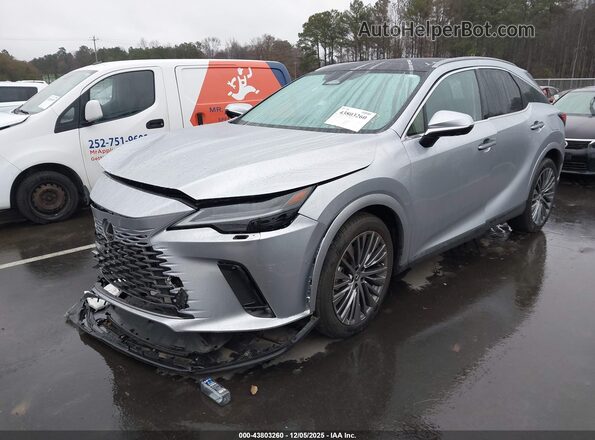 JTJCJMGA0R2015144 2024 LEXUS RX 450H+ Silver Vista tres cuartos delantera izquierda