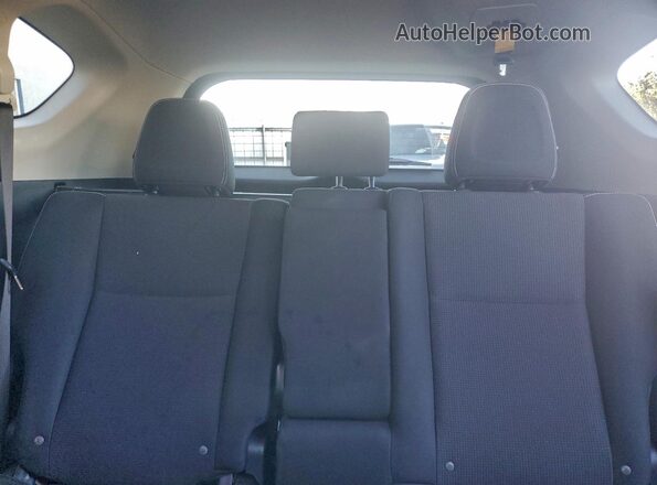 JTMRFREV1GD179098 2016 TOYOTA LE White Vista de los asientos traseros