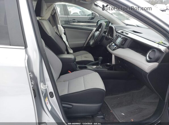 JTMRFREV9JJ212082 2018 TOYOTA LE Серебряный Вид салона спереди