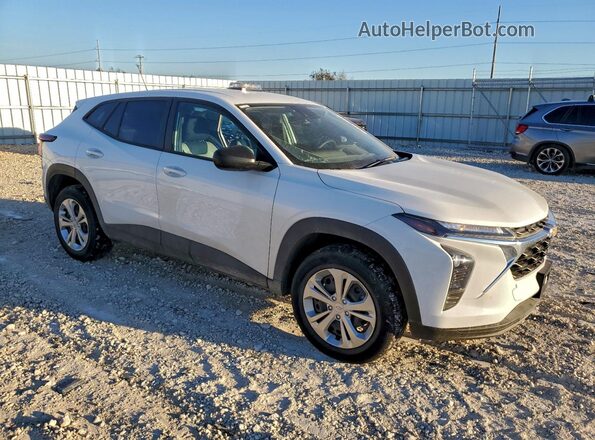 KL77LFEP8SC181121 2025 CHEVROLET TRAX Белый Передняя правая четверть