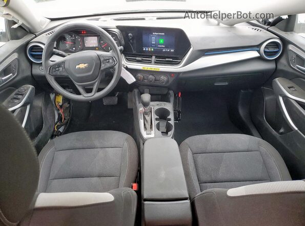 KL77LFEP8SC181121 2025 CHEVROLET TRAX Белый Вид панели приборов