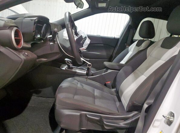 KL77LGE28RC063963 2024 CHEVROLET TRAX White Вид салону спереду