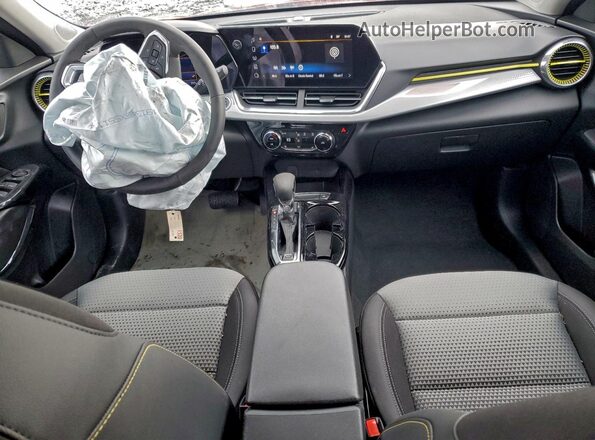 KL77LHEP6TC005827 2026 CHEVROLET TRAX Бордовый Вид панели приборов