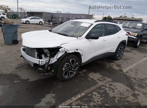KL77LJEP9SC242219 2025 CHEVROLET TRAX Белый Передняя левая четверть