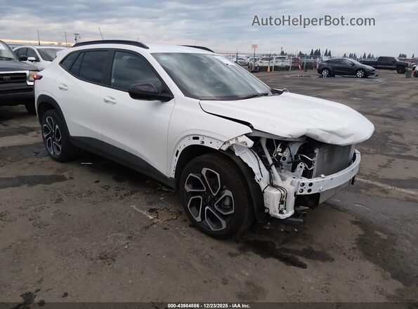 KL77LJEP9SC242219 2025 CHEVROLET TRAX Белый Передняя правая четверть