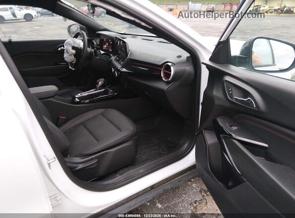KL77LJEP9SC242219 2025 CHEVROLET TRAX Белый Вид салона спереди