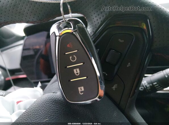 KL77LJEP9SC242219 2025 CHEVROLET TRAX Белый Вид панели приборов
