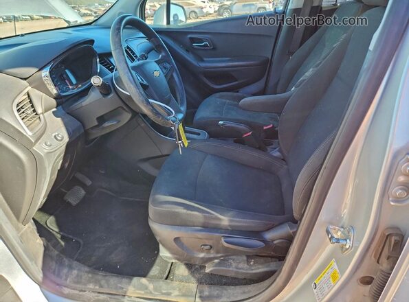 KL7CJKSBXMB302231 2021 CHEVROLET TRAX Серебряный Вид салона спереди