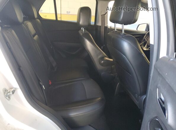 KL7CJLSB8JB581468 2018 CHEVROLET TRAX Белый Вид задней части салона