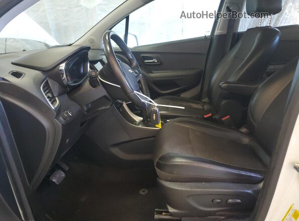 KL7CJLSB8JB581468 2018 CHEVROLET TRAX Белый Вид салона спереди