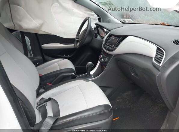 KL7CJPSM5NB533120 2022 CHEVROLET TRAX White Front interior view