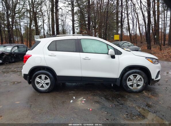KL7CJPSM5NB533120 2022 CHEVROLET TRAX White Rear interior view