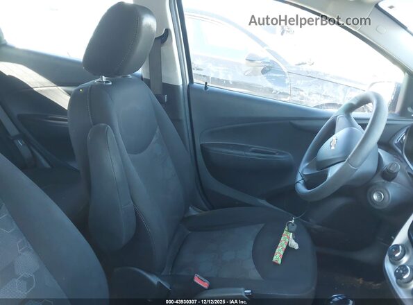 KL8CB6SA2HC773202 2017 CHEVROLET SPARK Silver Вид салону спереду