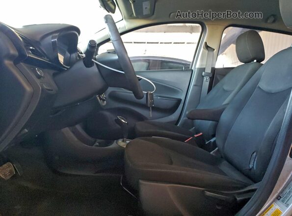 KL8CD6SA4HC811295 2017 CHEVROLET SPARK Серебряный Вид салона спереди