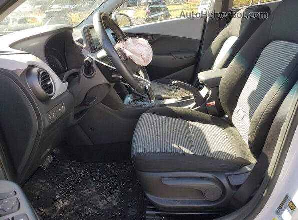 KM8K2CAA7LU586328 2020 HYUNDAI KONA Белый Вид салона спереди