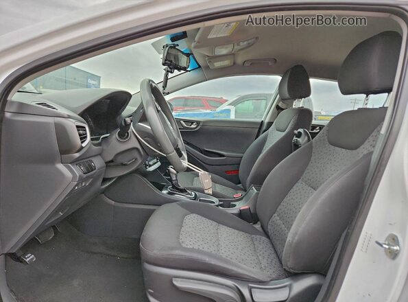 KMHC65LC0HU039766 2017 HYUNDAI IONIQ White Вид салону спереду