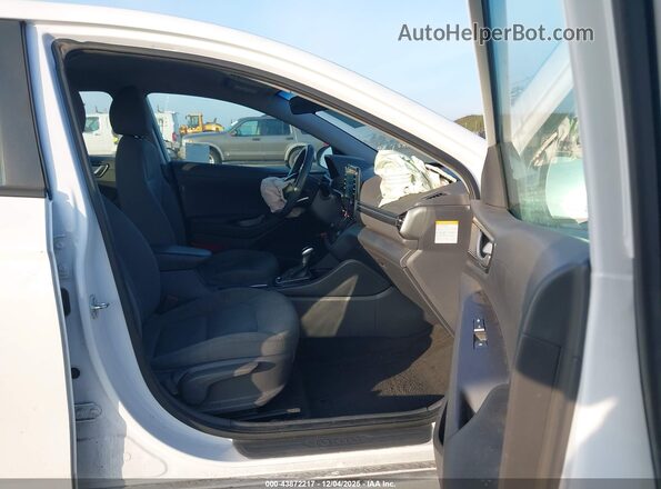 KMHC65LC7LU238841 2020 HYUNDAI IONIQ HYBRID White Front interior view