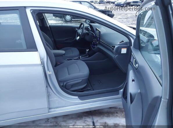 KMHC65LCXLU240227 2020 HYUNDAI IONIQ HYBRID Серебряный Вид салона спереди
