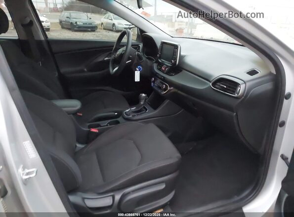 KMHH35LE0JU062972 2018 HYUNDAI ELANTRA GT Серебряный Вид салона спереди