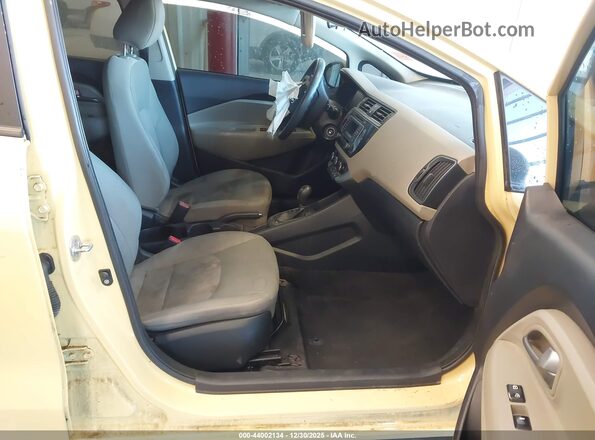 KNADM4A3XG6543091 2016 KIA RIO Желтый Вид салона спереди