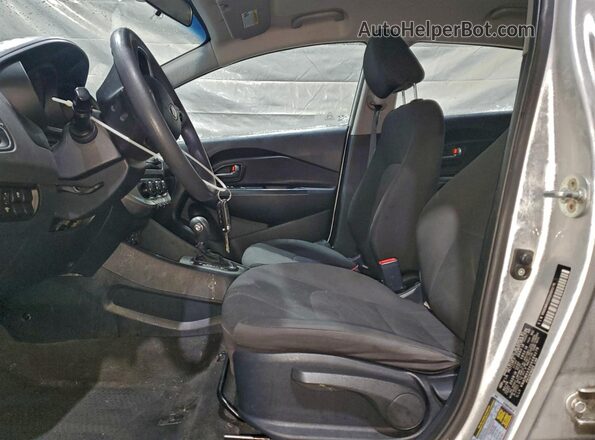 KNADM4A3XG6689278 2016 KIA RIO Серебряный Вид салона спереди