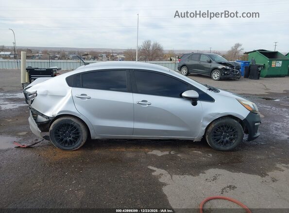 KNADM4A3XH6038587 2017 KIA RIO Silver Vista interior trasera