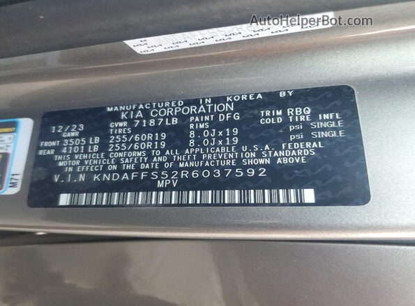 KNDAFFS52R6037592 2024 KIA EV9 Gray Widok naklejki z numerem VIN