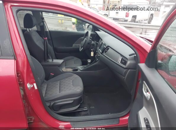 KNDCB3LC7H5047703 2017 KIA NIRO Красный Вид салона спереди