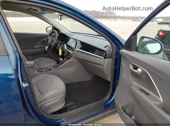 KNDCB3LC9N5538642 2022 KIA NIRO Синий Вид салона спереди