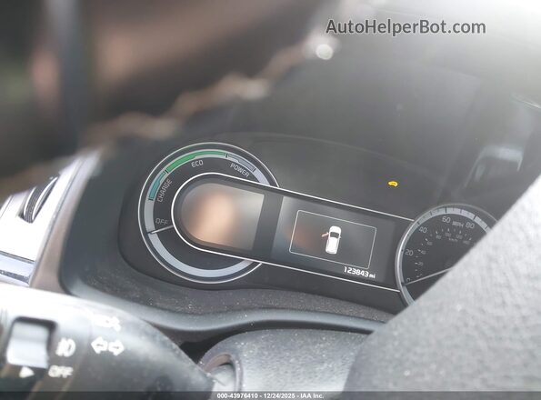 KNDCC3LC2H5033365 2017 KIA NIRO White 